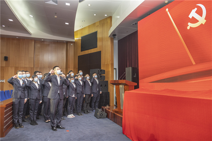 中國信保舉辦總部機關黨員突擊隊評選表彰暨“黨旗高高飄揚”微視頻展演活動(2021)